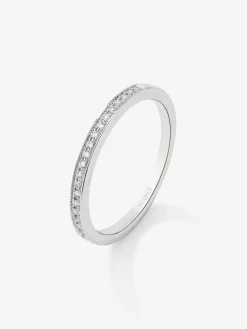Media alianza de oro blanco de 18K con pavé de diamantes en talla brillante con un total de 0,08 cts