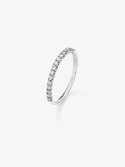 Media alianza de oro blanco de 18K con 16 diamantes en talla brillante con un total de 0,16 cts