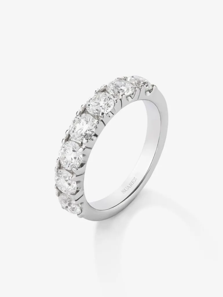 Media alianza de oro blanco de 18K con 7 diamantes en talla brillante con un total de 1,77 cts