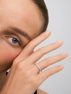 Media alianza de oro blanco de 18K con 9 diamantes en talla brillante con un total de 0,91 cts
