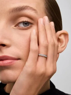 Media alianza de oro blanco de 18K con 9 diamantes en talla brillante con un total de 0,9 cts
