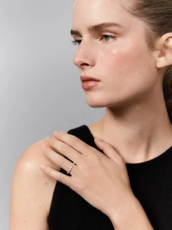 Media alianza de oro blanco de 18K con 13 diamantes en talla brillante con un total de 0,39 cts