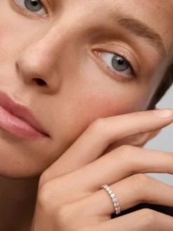 Media alianza de oro blanco de 18K con 10 diamantes en talla brillante con un total de 0,71 cts