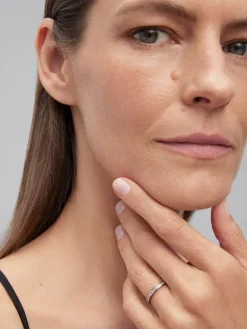 Media alianza de oro blanco de 18K con 20 diamantes en talla princesa con un total de 0,62 cts