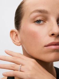 Media alianza de oro blanco de 18K con 8 diamantes en talla brillante con un total de 1,6 cts