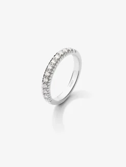 Media alianza de oro blanco de 18K con 13 diamantes en talla brillante con un total de 0,27 cts