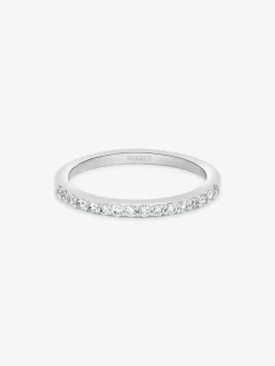 Media alianza de oro blanco de 18K con 16 diamantes en talla brillante con un total de 0,21 cts