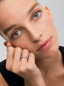 Media alianza de oro blanco de 18K con 10 diamantes en talla brillante con un total de 1,1 cts
