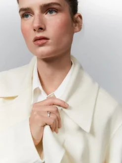 Media alianza de oro blanco de 18K con 13 diamantes en talla princesa con un total de 0,98 cts
