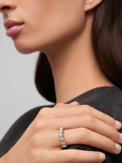 Media alianza de oro blanco de 18K con 8 diamantes en talla brillante con un total de 2,05 cts
