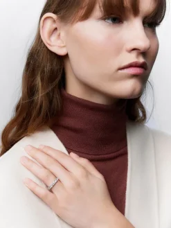 Media alianza de oro blanco de 18K con 9 diamantes en talla brillante con un total de 1,22 cts