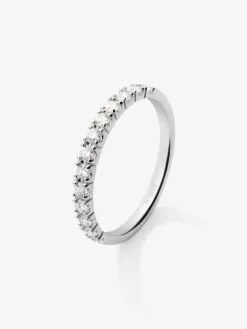 Media alianza de oro blanco de 18K con 13 diamantes en talla brillante con un total de 0,37 cts