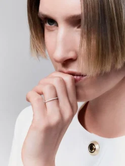 Media alianza de oro blanco de 18K con 23 diamantes en talla brillante con un total de 0,15 cts