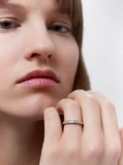 Media alianza de oro blanco de 18K con 13 diamantes en talla brillante con un total de 0,38 cts