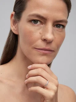 Media alianza de oro blanco de 18K con 14 diamantes en talla princesa con un total de 0,7 cts