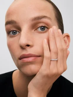 Media alianza de oro blanco de 18K con 9 diamantes en talla brillante con un total de 0,81 cts