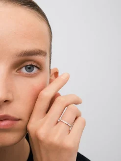 Media alianza de oro blanco de 18K con 19 diamantes en talla princesa con un total de 0,29 cts