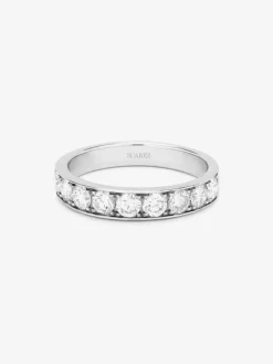 Media alianza de oro blanco de 18K con 9 diamantes en talla brillante con un total de 0,9 cts