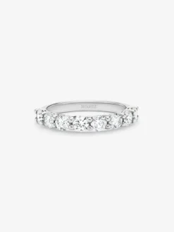 Media alianza de oro blanco de 18K con 8 diamantes en talla brillante con un total de 1,16 cts