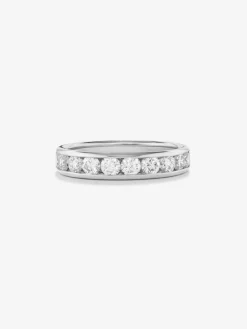Media alianza de oro blanco de 18K con 12 diamantes en talla brillante con un total de 0,88 cts