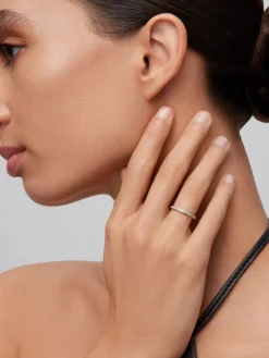 Media alianza de oro blanco de 18K con 20 diamantes en talla brillante con un total de 0,12 cts