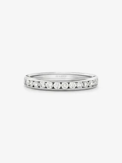 Media alianza de oro blanco de 18K con 16 diamantes en talla brillante con un total de 0,5 cts