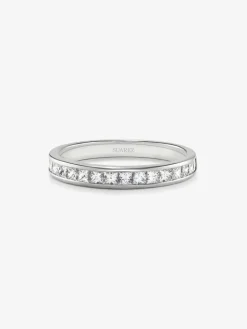 Media alianza de oro blanco de 18K con 20 diamantes en talla princesa con un total de 0,62 cts