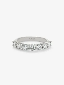 Media alianza de oro blanco de 18K con 8 diamantes en talla brillante con un total de 1,6 cts