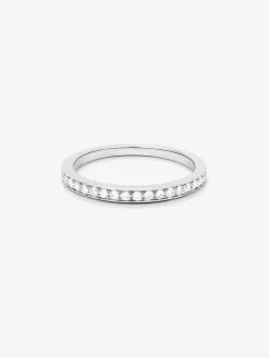 Media alianza de oro blanco de 18K con 10 diamantes en talla brillante con un total de 0,7 cts