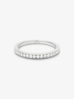 Media alianza de oro blanco de 18K con 18 diamantes en talla brillante con un total de 0,17 cts