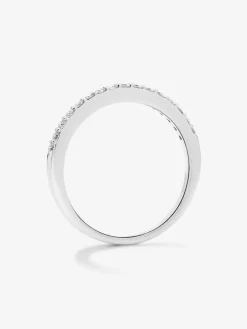 Media alianza de oro blanco de 18K con 16 diamantes en talla brillante con un total de 0,21 cts