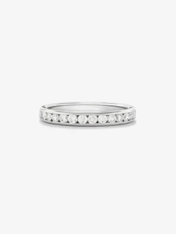 Media alianza de oro blanco de 18K con 13 diamantes en talla brillante con un total de 0,67 cts