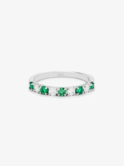 Media alianza de oro blanco de 18K con 5 esmeraldas en talla brillante con un total de 0,28 cts y 4 diamantes en talla brillante con un total de 0,23 cts