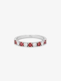Media alianza de oro blanco de 18K con 5 rub&iacute;es en talla brillante con un total de 0,44 cts y 4 diamantes en talla brillante con un total de 0,26 cts