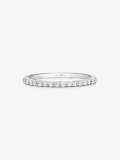 Media alianza de oro blanco de 18K con 16 diamantes en talla brillante con un total de 0,2 cts