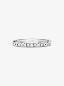 Media alianza de oro blanco de 18K con 15 diamantes en talla brillante con un total de 0,15 cts