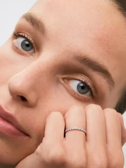 Media alianza de oro blanco de 18K con 13 diamantes en talla brillante con un total de 0,37 cts