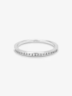 Media alianza de oro blanco de 18K con 19 diamantes en talla brillante con un total de 0,1 cts