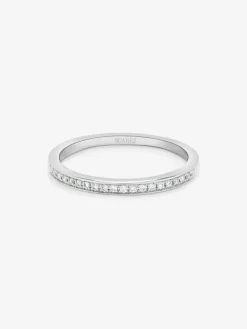 Media alianza de oro blanco de 18K con pavé de diamantes en talla brillante con un total de 0,08 cts