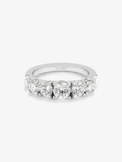 Media alianza de oro blanco de 18K con 7 diamantes en talla brillante con un total de 1,77 cts
