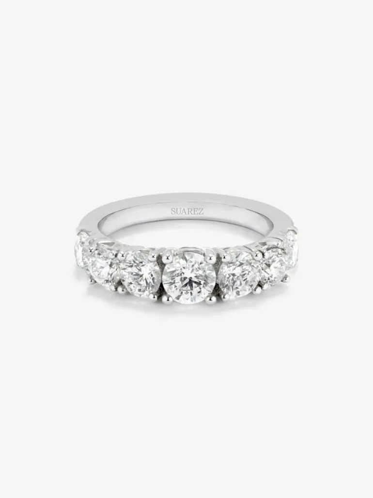 Media alianza de oro blanco de 18K con 7 diamantes en talla brillante con un total de 1,77 cts