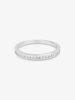 Media alianza de oro blanco de 18K con 19 diamantes en talla princesa con un total de 0,29 cts