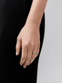 Media alianza de oro blanco de 18K con 12 diamantes en talla brillante con un total de 0,88 cts