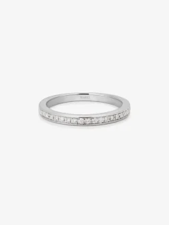 Media alianza de oro blanco de 18K con 20 diamantes en talla brillante con un total de 0,12 cts