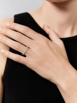 Media alianza de oro blanco de 18K con 13 diamantes en talla brillante con un total de 0,39 cts