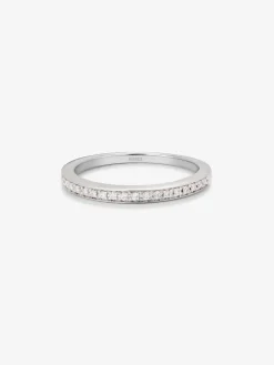 Media alianza de oro blanco de 18K con 19 diamantes en talla brillante con un total de 0,1 cts