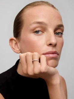 Media alianza de oro blanco de 18K con 11 diamantes en talla brillante con un total de 0,55 cts
