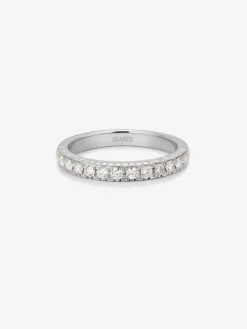 Media alianza de oro blanco de 18K con 13 diamantes en talla brillante con un total de 0,27 cts