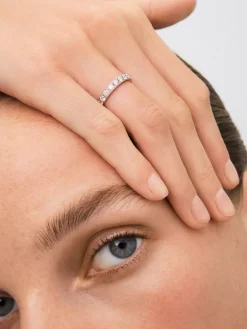 Media alianza de oro blanco de 18K con 10 diamantes en talla brillante con un total de 0,7 cts