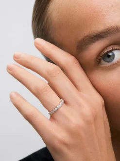 Media alianza de oro blanco de 18K con 13 diamantes en talla brillante con un total de 0,36 cts